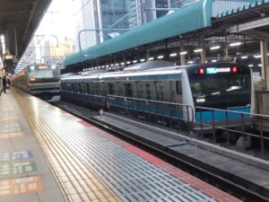 上野東京ラインと京浜東北線が停車している写真